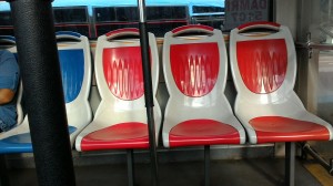 Beberapa kursi kosong di busway dan masih banyak lagi lainnya, Aneh! (Sumber: Pipit's album)